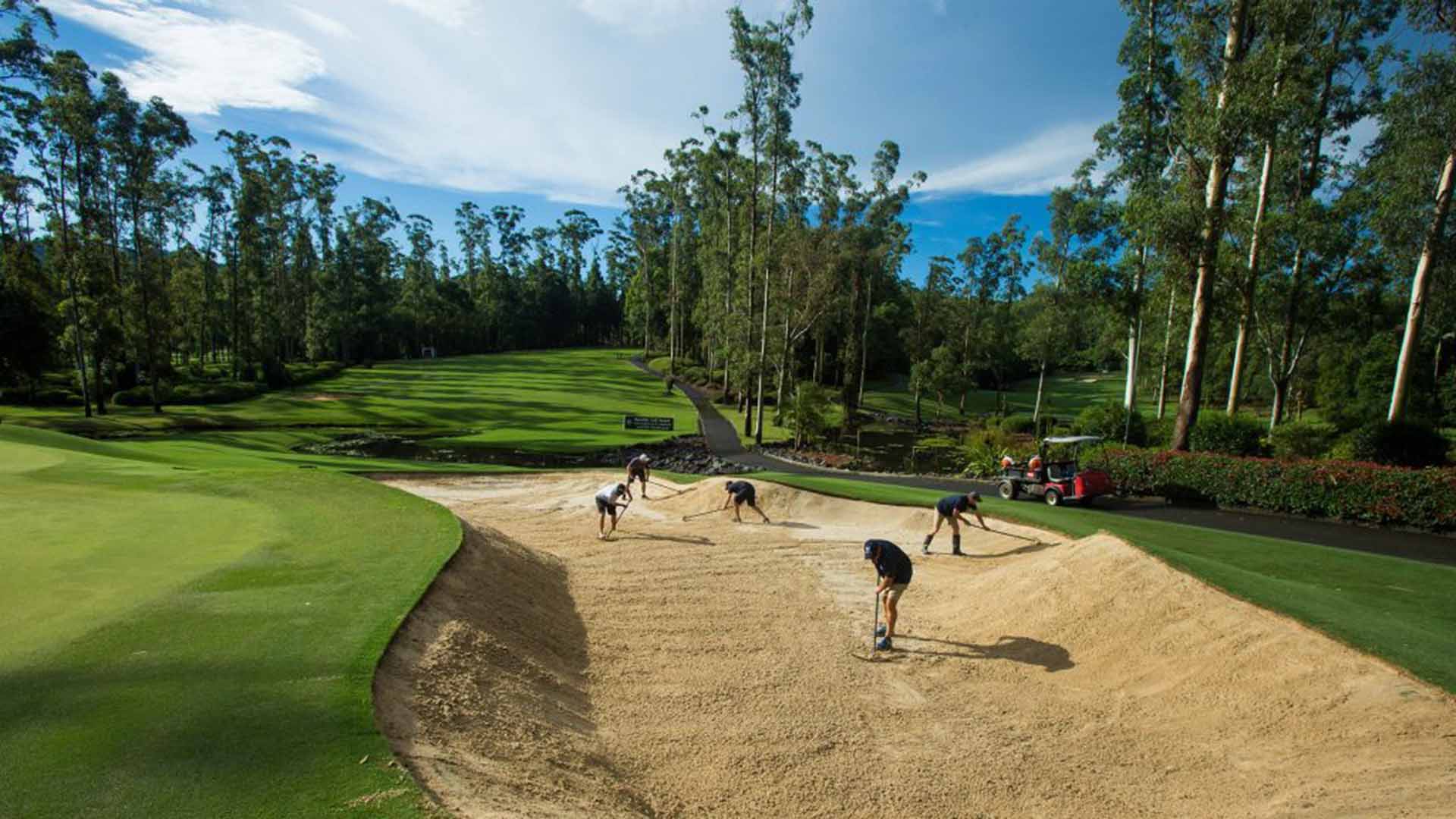 Huey ready to pack a punch but players set to take it in stride 6 Green Staff work to get bonville ready after a rain delay during the Australian Women's Classic in 2018